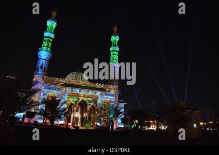 Sharjah Lichterfest 2013 (beleuchten Ihre Fantasie). Beleuchtete Mosscheen in Sharjah Stadt in Sharjah. Das Foto zeigt die Masjid Al Majaz. Stockfoto