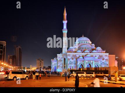 Sharjah Lichterfest 2013 (beleuchten Ihre Fantasie). Beleuchtete Mosscheen in Sharjah Stadt in Sharjah. Das Foto zeigt die Masjid Al Noor. Stockfoto