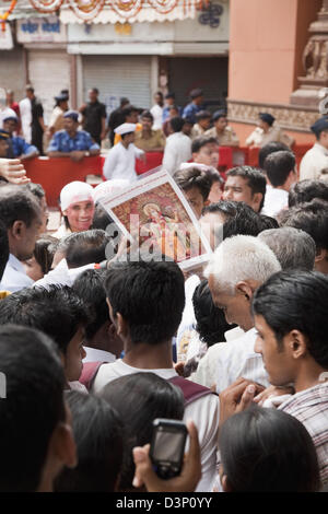 Menge in einem Tempel während der Prozession von Ganpati Visarjan Zeremonie, Mumbai, Maharashtra, Indien Stockfoto