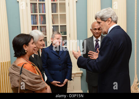 US-Außenminister John Kerry trifft sich mit indischen Außenminister Ranjan Mathai, ganz rechts, an das Department of State 21. Februar 2013 in Washington, DC. Auch im Bild, links nach rechts, sind indische Botschafter in uns Nirupama Rao, Staatssekretär für politische Angelegenheiten Wendy Sherman und US-Botschafter in Indien Nancy J. Powell. Stockfoto