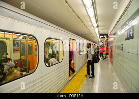 U-Bahn mit Passagieren Stockfoto