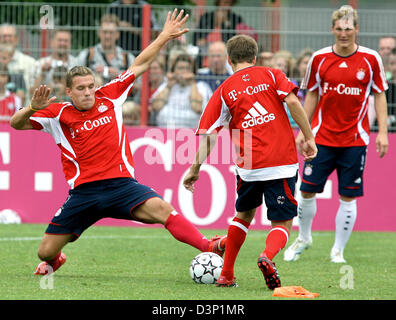 Deutsche Nationalspieler Lukas Podolski, Philipp Lahm und Bastian Schweinsteiger (L-R) des FC Bayern München kämpfen um den Ball während einer Trainingseinheit in München, Deutschland, Samstag, 29. Juli 2006. Das Team spielt ein Testspiel gegen japanische Mannschaft Urawa Red Diamonds in Tokio (Japan) am Montag, 31. Juli 2006. Foto: Andreas Gebert Stockfoto