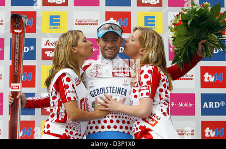 Deutsche Radsport pro Stefan Schumacher Team Gerolsteiner Lächeln auf dem Podium nach der ersten Etappe der Deutschland-Tour von Düsseldorf nach Bielefeld, Deutschland, Mittwoch, 2. August 2006. Schumacher erhielt das Bergtrikot für den besten Bergfahrer. Der Radsport ProTour Rennen über 1390,5 Kilometer führt von Düsseldorf nach Karlsruhe in acht Etappen. Foto: Steffen Kugler Stockfoto