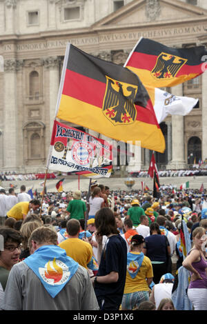 Pilger mit der deutschen Nationalflagge Menge auf dem Petersplatz im Vatikan, Vatikanstadt, Dienstag, 1. August 2006. Vom 30. Juli bis 06 August fast 42.000 Ministranten aus 17 verschiedenen Nationen in Rom für ein internationales Übereinkommen treffen unter dem Motto "Spiritus Vivificat". Foto: Lars Halbauer Stockfoto