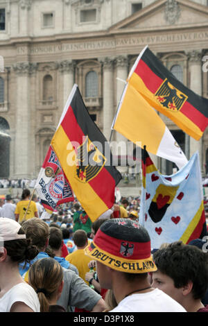 Pilger mit der deutschen Nationalflagge Menge auf dem Petersplatz im Vatikan, Vatikanstadt, Dienstag, 1. August 2006. Vom 30. Juli bis 06 August fast 42.000 Ministranten aus 17 verschiedenen Nationen in Rom für ein internationales Übereinkommen treffen unter dem Motto "Spiritus Vivificat". Foto: Lars Halbauer Stockfoto