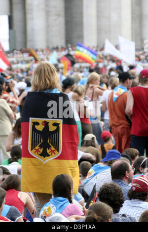 Pilger mit der deutschen Nationalflagge Menge auf dem Petersplatz im Vatikan, Vatikanstadt, Dienstag, 1. August 2006. Vom 30. Juli bis 06 August fast 42.000 Ministranten aus 17 verschiedenen Nationen in Rom für ein internationales Übereinkommen treffen unter dem Motto "Spiritus Vivificat". Foto: Lars Halbauer Stockfoto