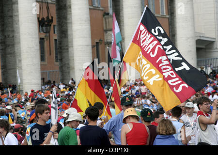 Pilger mit der deutschen Nationalflagge Menge auf dem Petersplatz im Vatikan, Vatikanstadt, Dienstag, 1. August 2006. Vom 30. Juli bis 06 August fast 42.000 Ministranten aus 17 verschiedenen Nationen in Rom für ein internationales Übereinkommen treffen unter dem Motto "Spiritus Vivificat". Foto: Lars Halbauer Stockfoto