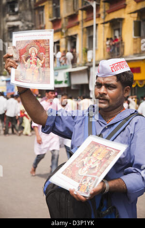 Hawker, Verkauf von Postern von Lord Ganesha, Mumbai, Maharashtra, Indien Stockfoto