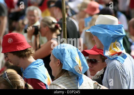 Deutsche Pilger drängen sich auf dem Petersplatz im Vatikan, Vatikanstadt, Mittwoch, 2. August 2006. Vom 30. Juli bis 06 August fast 42.000 Ministranten aus 17 verschiedenen Nationen in Rom für ein internationales Übereinkommen treffen unter dem Motto "Spiritus Vivicat". Foto: Lars Halbauer Stockfoto