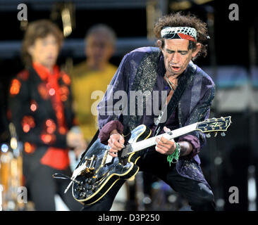 Rolling Stones-Gitarrist Keith Richards rockt die Bühne während der legendären Band "A Bigger Bang" Tour Konzert im Gottlieb-Daimler-Stadion in Stuttgart, Deutschland, Donnerstag, 3. August 2006. Foto: Bernd Weissbrod Stockfoto