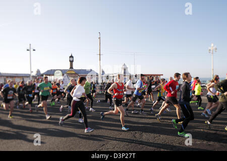 Konkurrenten und Benefizveranstaltungen teilnehmen an der Brighton Halbmarathon im Feburar 2013 Stockfoto