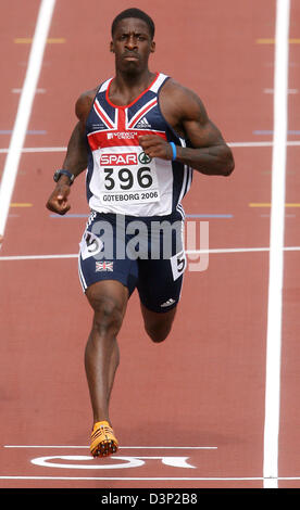 Britischer Sprinter Dwain Chambers ist im 100 m Vorlauf bei den 19. Europameisterschaften in Göteborg, Schweden, Montag, 7. August 2006 abgebildet. Kammern qualifizierte sich für die nächste Runde des 100 m Frühjahr nach einen leichten Sieg in Hitze vier am Montag. Kammern, fuhr zurück nach einem zweijährigen Droge-Verbot 10,24 Sekunden.  Foto: Kay Nietfeld Stockfoto