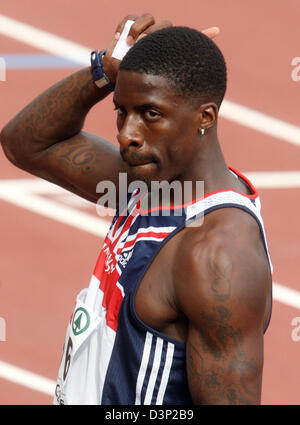 Britischer Sprinter Dwain Chambers ist nach dem 100 m-Lauf bei den 19. Europameisterschaften in Göteborg, Schweden, Montag, 7. August 2006 abgebildet. Kammern qualifizierte sich für die nächste Runde des 100 m Frühjahr nach einen leichten Sieg in Hitze vier am Montag. Kammern, fuhr zurück nach einem zweijährigen Droge-Verbot 10,24 Sekunden.  Foto: Kay Nietfeld Stockfoto