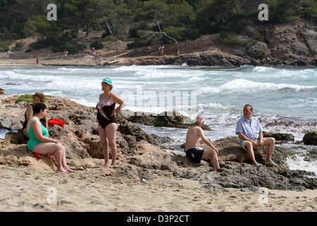 (Dpa-Datei) - Senioren genießen Sie ihren Urlaub in der Nähe von Es Canar auf der Insel Ibiza, Spanien, 17. Mai 2006. Foto: Heiko Wolfraum Stockfoto