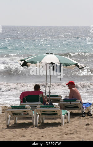 (Dpa-Datei) - ein Ehepaar im Ruhestand aus Deutschland genießt ihren Urlaub auf der Insel Ibiza, Spanien, 17. Mai 2006. Foto: Heiko Wolfraum Stockfoto