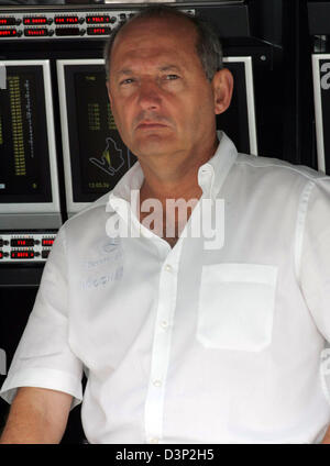 Formel 1 McLaren Mercedes-Teamchef britische Ron Dennis ist nach dem ersten Training für die 2006 Grand Prix von Ungarn auf dem Hungaroring Rennstrecke in der Nähe von Budapest, Ungarn, Freitag, 4. August 2006 abgebildet. Foto: Carmen Jaspersen Stockfoto