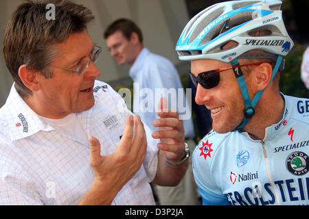 Team-Manager des Team Gerolsteiner, Hans-Michael Holczer (L), spricht mit amerikanischen Radfahren pro Levi Leipheimer vor die achte und letzte Etappe der Deutschland Tour 2006 von Bad Krozingen nach Karlsruhe, Deutschland, Mittwoch, 9. August 2006. Vorjahressieger Leipheimer liegt derzeit zweite 1,38 Minuten Rückstand. Die ProTour führen über 1390,5 Kilometer von Düsseldorf nach Karlsr Stockfoto