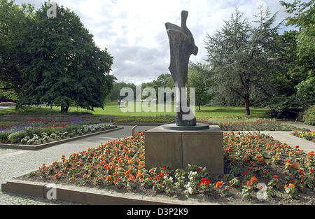 Das Bild zeigt einen Blick in den Gruga-Park mit britischen Künstlers Moores Skulptur "Messerschneide" vorne in Essen, Deutschland, Mittwoch, 9. August 2006. Foto: Horst Ossinger Stockfoto