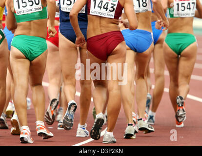 Das Bild zeigt die Athleten von den Frauen 20 km zu Fuß nach dem Start bei der Leichtathletik-Europameisterschaft 2006 in Göteborg Ullevi-Stadion, Schweden, Mittwoch, 9. August 2006. Foto: Kay Nietfeld Stockfoto