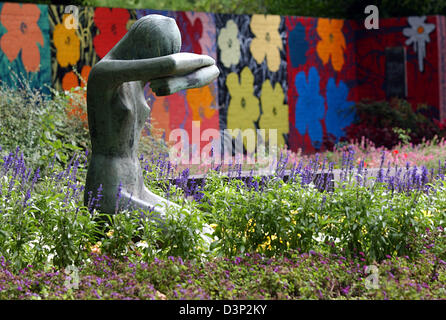 Das Bild zeigt einen Blick in den Gruga-Park mit Jean Sprenger Skulptur "Uwa" in Essen, Deutschland, Mittwoch, 9. August 2006. Foto: Horst Ossinger Stockfoto