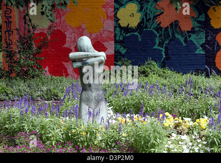 Das Bild zeigt einen Blick in den Gruga-Park mit Jean Sprenger Skulptur "Uwa" in Essen, Deutschland, Mittwoch, 9. August 2006. Foto: Horst Ossinger Stockfoto