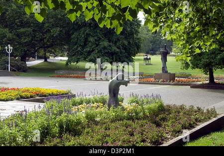 Das Bild zeigt einen Blick in den Gruga-Park mit Jean Sprengers Skulptur "Uwa" vor und "Messerschneide" hinter in Essen, Deutschland, Mittwoch, 9. August 2006. Foto: Horst Ossinger Stockfoto