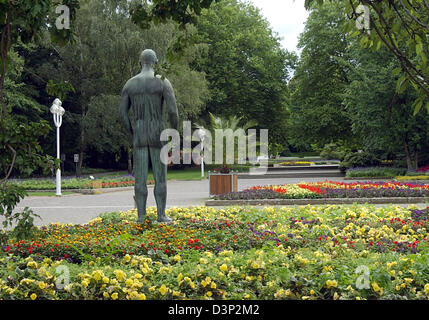 Das Bild zeigt einen Blick in den Gruga-Park mit Gerhard Marcks Skulptur "Große Adam" in Essen, Deutschland, Mittwoch, 9. August 2006. Foto: Horst Ossinger Stockfoto