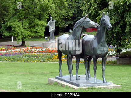 Das Bild zeigt einen Blick in den Gruga-Park mit Philip Harth Skulptur "Pferd-Gruppe" vor und Moores "Messerschneide" hinter in Essen, Deutschland, Mittwoch, 9. August 2006. Foto: Horst Ossinger Stockfoto