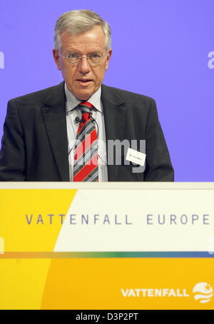 Klaus Rauscher, Vorstandsvorsitzender der schwedische Energieerzeuger Vattenfall Europe, hält eine Rede vor Aktionären in der Hauptversammlung der Gesellschaft in Berlin, Deutschland, Freitag, 11. August 2006. Vattenfall, das drittgrößte Energieunternehmen in Deutschland verfolgt weiterhin seinen Plan, 6 Millionen Euro in deutsche Kraftwerke und das Stromnetz bis 2012 zu investieren. Foto: Marcel Mettelsie Stockfoto