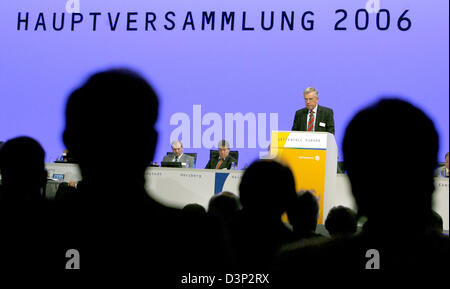 Klaus Rauscher, Vorstandsvorsitzender der schwedische Energieerzeuger Vattenfall Europe, hält eine Rede vor Aktionären in der Hauptversammlung der Gesellschaft in Berlin, Deutschland, Freitag, 11. August 2006. Vattenfall, das drittgrößte Energieunternehmen in Deutschland verfolgt weiterhin seinen Plan, 6 Millionen Euro in deutsche Kraftwerke und das Stromnetz bis 2012 zu investieren. Foto: Marcel Mettelsie Stockfoto