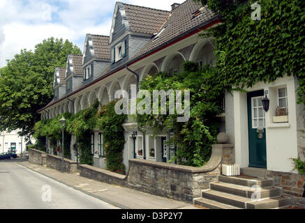 Das Bild zeigt ein Schlinger bedeckten Gebäude am Margarethenhoehe Siedlung in Essen, Deutschland, Dienstag, 8. August 2006. Es ist der Sitz der Margarethe Krupp-Stiftung Förderung der öffentlichen Wohlfahrt für den Wohnungsbau. Margarethe Krupp, Frau des industriellen Friedrich Alfred Krupp, legte den Grundstein für die Stiftung anlässlich ihrer Tochter 1. Dezember 1906 Hochzeit. Die foundat Stockfoto