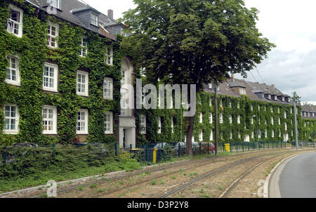 Das Bild zeigt ein Schlinger bedeckten Gebäude am Margarethenhoehe Siedlung in Essen, Deutschland, Dienstag, 8. August 2006. Es ist der Sitz der Margarethe Krupp-Stiftung Förderung der öffentlichen Wohlfahrt für den Wohnungsbau. Margarethe Krupp, Frau des industriellen Friedrich Alfred Krupp, legte den Grundstein für die Stiftung anlässlich ihrer Tochter 1. Dezember 1906 Hochzeit. Die foundat Stockfoto