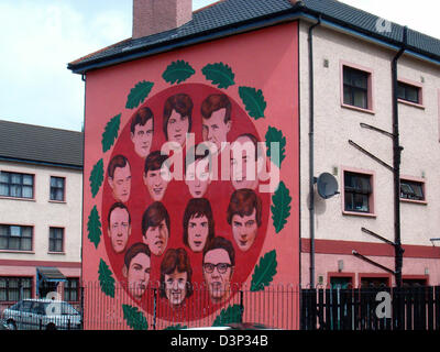 (Dpa-Datei) - erinnert ein Wandbild an die Opfer des "Bloody Sunday" in Londonderry, Nordirland, 9. August 2004. 30.000 Menschen nahmen an einer Northern Ireland Civil Rights Association-Marsch, von die viele vermeintliche IRA-Aktivisten aus dem Viertel erklärt "Free Derry", 30. Januar 1972 waren. Die britischen Fallschirmjäger-Regiment unterdrückt den Aufstand, 15 Irish Civil Rights Demonstranten töten Stockfoto