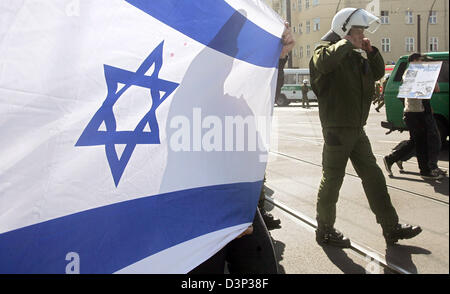 Gegendemonstranten halten eine Flagge von Israel protestieren gegen einen Neonazi-Marsch am Viertel "Prenzlauer Berg" in Berlin, Deutschland, Samstag, 19. August 2006. 230 Neonazis besuchen den Marsch. Die Polizei immer wieder eingegriffen und Sitzblockaden der Gegendemonstranten aufgelöst. Foto: Miguel Villagran Stockfoto