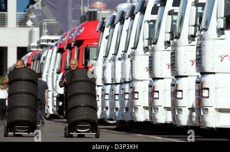 Zwei Mechaniker tragen Rennreifen im Fahrerlager des Istanbul Park Circuit in der Nähe von Istanbul, Türkei, Freitag, 25. August 2006. Formel 1 Grand Prix der Türkei wird am Sonntag, den 27. August stattfinden. Foto: Rainer Jensen Stockfoto