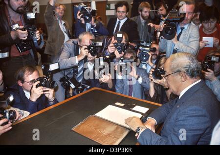 (Dpa-Datei) Rainer Barzel (CDU) dient als Zeuge für die parlamentarische Untersuchungskommission auf den "Flick-Fall" im Bundestag in Bonn, Deutschland, 24 Oktober 1984. Der ehemalige CDU-Vorsitzende (1971-1973) starb nach langer und schwerer Krankheit im Alter von 82. Von 1983 bis 1984 war er Vorsitzender des Deutschen Bundestages. Foto: Egon Steiner Stockfoto