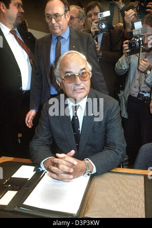 (Dpa-Datei) Rainer Barzel (CDU) dient als Zeuge für die parlamentarische Untersuchungskommission auf den "Flick-Fall" im Bundestag in Bonn, Deutschland, 24 Oktober 1984. Der ehemalige CDU-Vorsitzende (1971-1973) starb nach langer und schwerer Krankheit im Alter von 82. Von 1983 bis 1984 war er Vorsitzender des Deutschen Bundestages. Foto: Egon Steiner Stockfoto