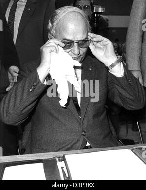 (Dpa-Datei) Rainer Barzel (CDU) dient als Zeuge für die parlamentarische Untersuchungskommission auf den "Flick-Fall" im Bundestag in Bonn, Deutschland, 24 Oktober 1984. Der ehemalige CDU-Vorsitzende (1971-1973) starb nach langer und schwerer Krankheit im Alter von 82. Von 1983 bis 1984 war er Vorsitzender des Deutschen Bundestages. Foto: Heinrich Sanden Stockfoto