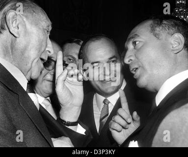 (Dpa-Datei) Rainer Barzel (CDU, C) spricht mit ehemaligen Bundeskanzler Adenauer (CDU, L) und der FDP-Politiker Erich Mende in Deutschland, 1965. Der ehemalige CDU-Vorsitzende (1971-1973) starb nach langer und schwerer Krankheit im Alter von 82. Von 1983 bis 1984 war er Vorsitzender des Deutschen Bundestages. Foto: Alfred Hennig Stockfoto