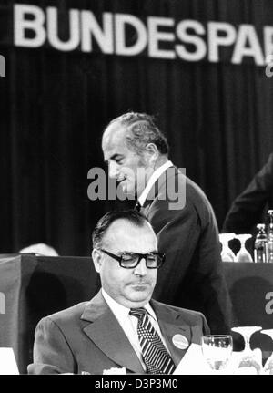 (Dpa-Datei) Rainer Barzel (CDU, Hintergrund) geht vorbei hinter der einzige Kandidat für seine Nachfolge Helmut Kohl auf dem CDU-Parteitag in Bonn, Deutschland, 12. Juni 1973. Der ehemalige CDU-Vorsitzende (1971-1973) starb nach langer und schwerer Krankheit im Alter von 82. Von 1983 bis 1984 war er Vorsitzender des Deutschen Bundestages. Foto: Dpa Stockfoto