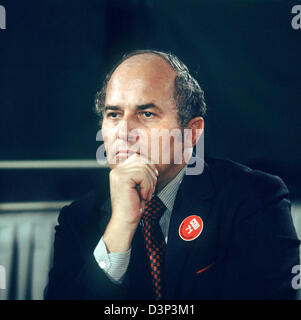 (Dpa-Datei) Das Foto zeigt Rainer Barzel (CDU) bei einem CDU-Parteitag in Düsseldorf, Deutschland, Januar 1971. Der ehemalige CDU-Vorsitzende (1971-1973) starb nach langer und schwerer Krankheit im Alter von 82. Von 1983 bis 1984 war er Vorsitzender des Deutschen Bundestages. Foto: Horst Ossinger Stockfoto