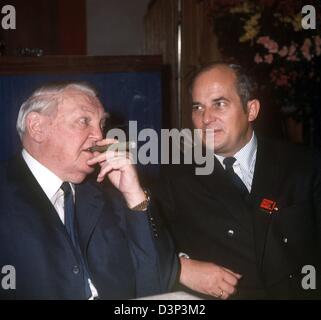 (Dpa-Datei) Rainer Barzel (CDU, R) spricht mit ehemaligen Bundeskanzler Adenauer (CDU, L) in Deutschland, 1968. Der ehemalige CDU-Vorsitzende (1971-1973) in Berlin starb im Alter von 82 nach langer und schwerer Krankheit. Von 1983 bis 1984 war er Vorsitzender des Deutschen Bundestages. Foto: Peter Popp Stockfoto