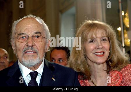 (Dpa-Datei) Das Foto zeigt Rainer Barzel (CDU, L) und seine Frau Ute in seinen 80. Geburtstagsfeiern in München, Deutschland, 20. Juni 2004. Der ehemalige CDU-Vorsitzende (1971-1973) starb nach langer und schwerer Krankheit im Alter von 82. Von 1983 bis 1984 war er Vorsitzender des Deutschen Bundestages. Foto: Frank Leonhardt Stockfoto
