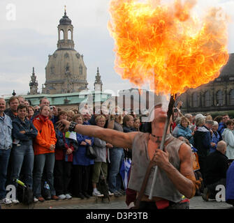 Das Bild zeigt eine Feuer-Verschnaufpause bei der historische Festzug durch die Innenstadt zum 800. Jubiläum der Stadt Dresden, Deutschland, Sonntag, 27. August 2006. 80 Bild Autos, Gaukler und Künstler illustrieren die Geschichte der Stadt. Fast 5000 Teilnehmer und ca. 200 Pferde organisiert die 3,5 Kilometer langen Festzug. Auf der Rückseite ist die Frauenkirche ("Kirche unseres Stockfoto