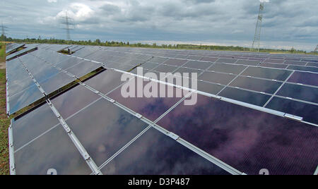 Das Foto zeigt Sonnenkollektoren auf das Solarkraftwerk in Mering, Deutschland, 25. August 2006. Die Voltawerk AG betreibt eines der weltweit größten Dünnschicht-Solarkraftwerke. Dünnschicht-solar Geräte sind billiger und effektiver als herkömmliche Silizium diejenigen. Foto: Stefan Puchner Stockfoto