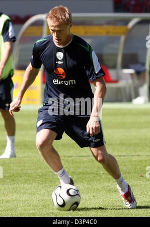 Irland internationale Damien Duff steuert den Ball während des Trainings in der Gottlieb-Daimler-Stadion Stuttgart, Deutschland, Freitag, 1. September 2006. Die irische Seite wird Deutschland in einem qualifizierenden Bein an der Euro 2008 am Samstag, 2. September 2006 stellen. Foto: Bernd Weissbrod Stockfoto