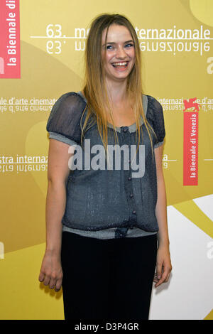 Französische Schauspielerin Sara Forestier lachen bei einem Fototermin ihres Films "Quelques Jours En Septembre" (aka "ein paar Tage im September") bei den 63. Filmfestspielen in Venedig, Italien, 1. September 2006. Foto: Hubert Boesl Stockfoto