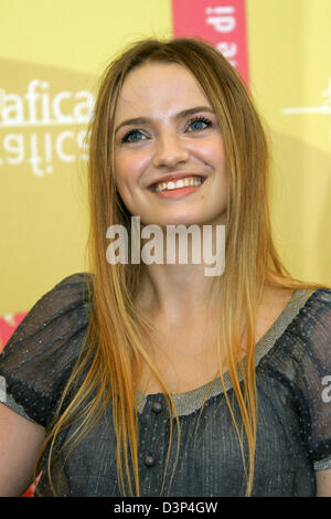 Französische Schauspielerin Sara Forestier lächelt einem Fototermin ihres Films "Quelques Jours En Septembre" (aka "ein paar Tage im September") bei den 63. Filmfestspielen in Venedig, Italien, 1. September 2006. Foto: Hubert Boesl Stockfoto