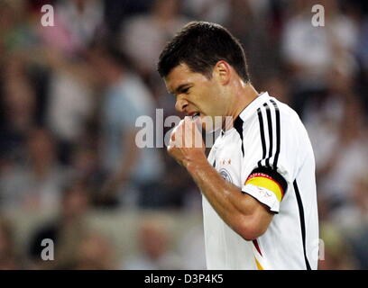 Deutsches Teamkapitän Michael Ballack berührt seine Lippen während der Euro2008 Qualifikationsspiel Deutschland Vs Irland in der Gottlieb-Daimler-Stadion Stuttgart, Deutschland, 2. September 2006. Foto: Matthias Schrader Stockfoto