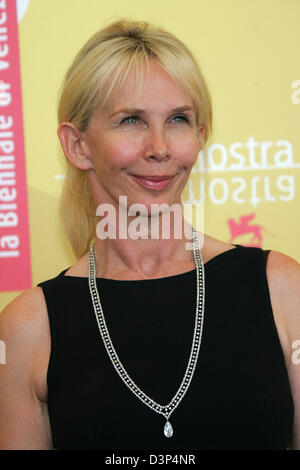 Britische Schauspielerin und Produzentin Trudie Styler lächelt für die Kameras bei einem Fototermin für ihren Film "A Guide zu erkennen Ihre Heiligen" bei den 63. Filmfestspielen in Venedig, Italien, Sonntag, 3. September 2006. Foto: Hubert Boesl Stockfoto